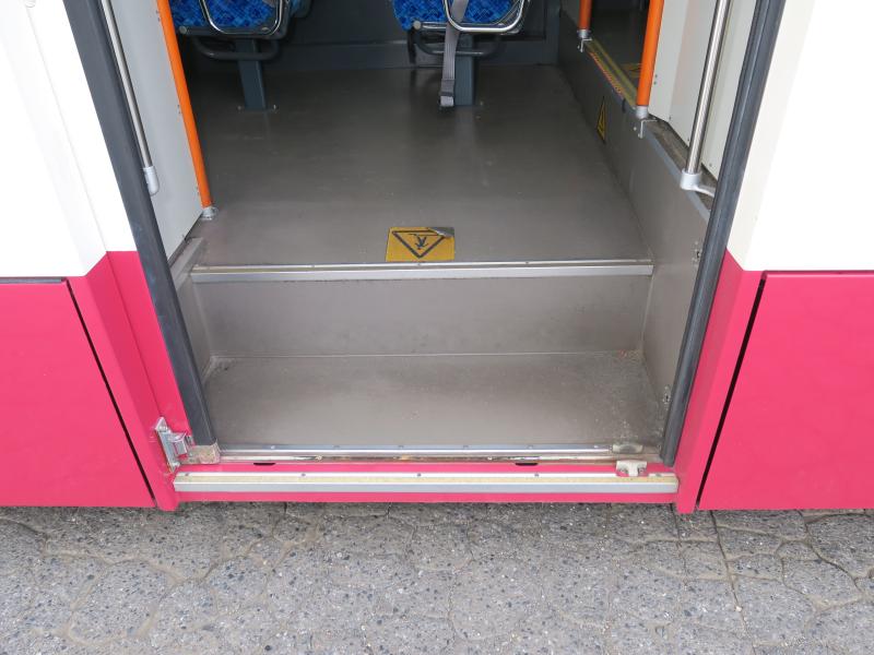 令和1年6月 三菱 大型 2PG-MP35FP バスの写真