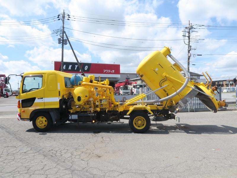 平成23年3月 日野 中型 BDG-FD7JGWA 汚泥吸引車の写真