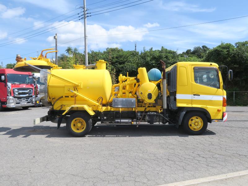 平成23年3月 日野 中型 BDG-FD7JGWA 汚泥吸引車の写真