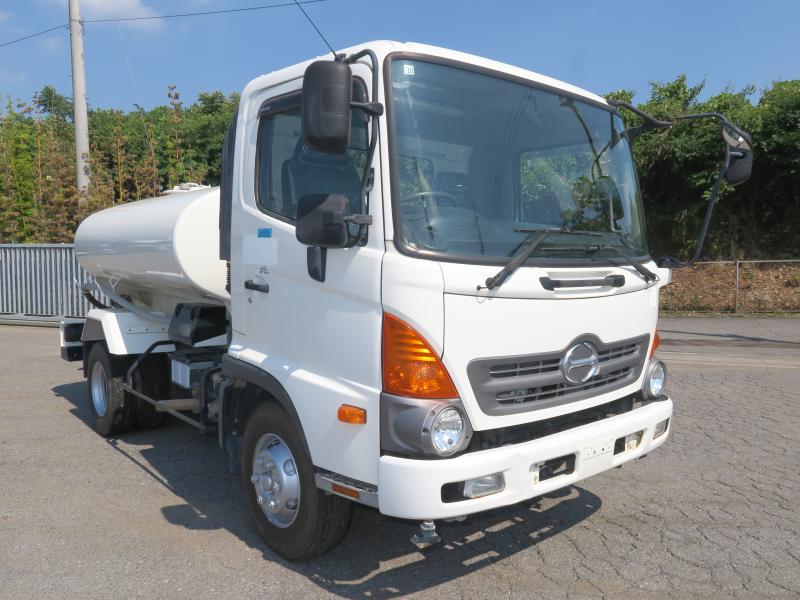 平成28年10月 日野 中型 TKG-FC9JCAP 散水車の写真