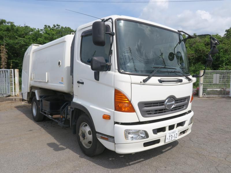 平成28年8月 日野 中型 TKG-FC9JDAA パッカー車の写真