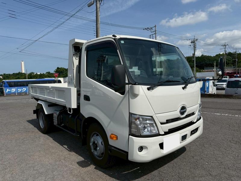 令和7年10月 日野 小型 2KG-XZU700X セーフティーダンプの写真