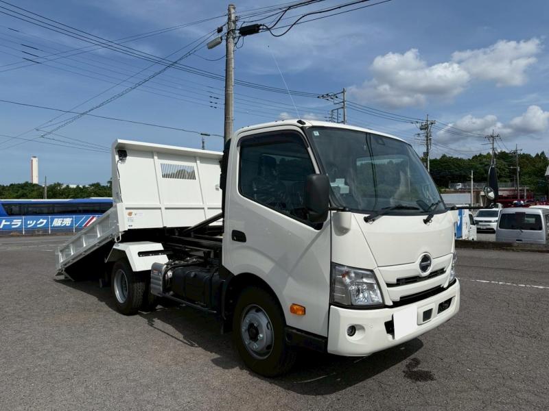 令和7年10月 日野 小型 2KG-XZU700X セーフティーダンプの写真